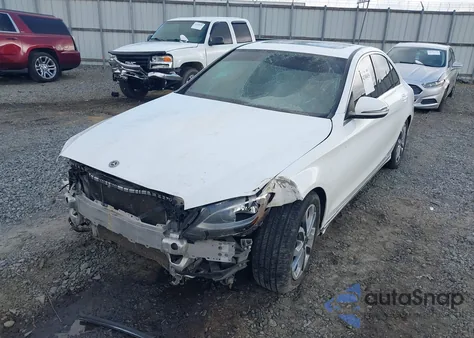 2018 Mercedes-Benz C 300 z USA, uszkodzony, nr VIN 55SWF4JB5JU268060